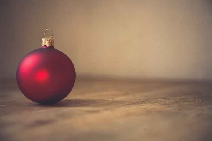 red christmas bauble in selective focus photography